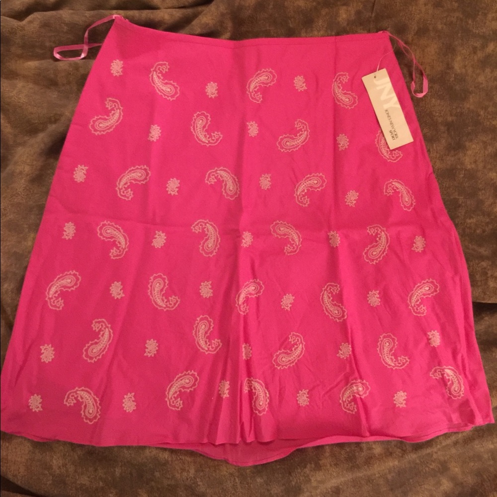 Summer skirt with embroidered paisley pattern